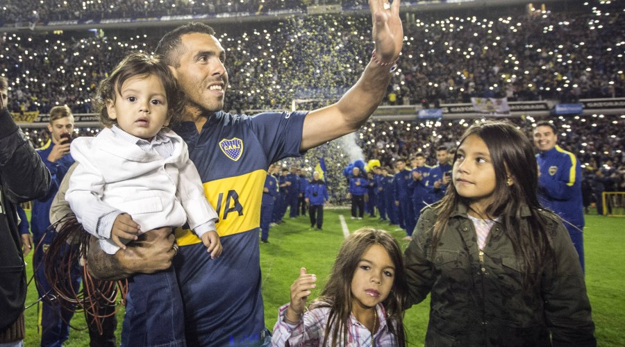 Argentinean soccer player Carlos Tevez greet the audience during his presentation as player of Boca Juniors in the Alberto J. Armando Stadium in the city of Buenos Aires, capital of Argentina, on July 13, 2015. Martin Zabala) (SP)ARGENTINA-BUENOS AIRES-SOCCER-TEVEZ e MARTINxZABALA PUBLICATIONxNOTxINxCHN

Argentinean Soccer Player Carlos Tevez Greet The Audience during His presentation AS Player of Boca Juniors in The Alberto J Armando Stage in The City of Buenos Aires Capital of Argentina ON July 13 2015 Martin Zabala SP Argentina Buenos Aires Soccer Tevez E MartinxZabala PUBLICATIONxNOTxINxCHN