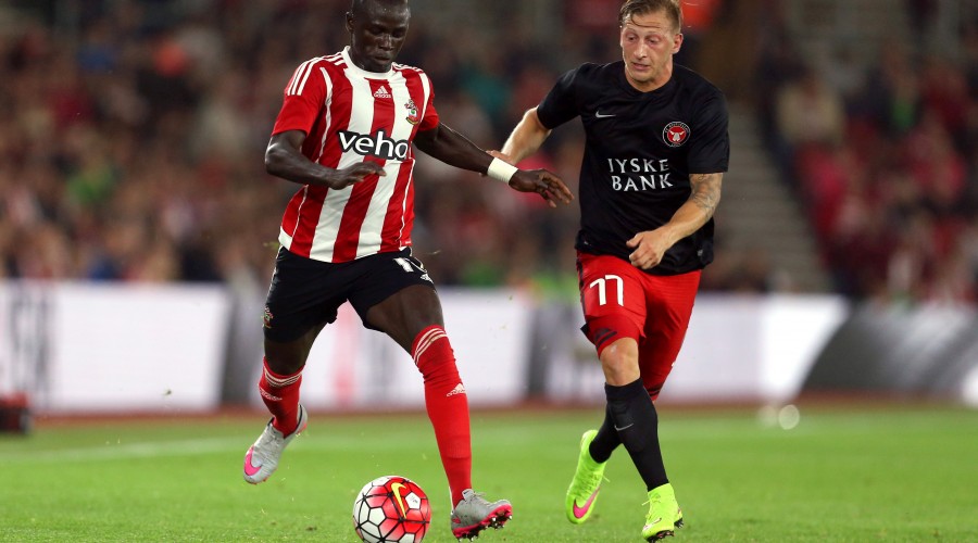 SOUTHAMPTON,ENGLAND,20.AUG.15 - SOCCER - UEFA Europa League, play off, FC Southampton vs FC Midtjylland. Image shows Sadio Mane (Southampton) and Daniel Royer (Midtjylland). Photo: GEPA pictures/ AMA sports/ Catherine Ivill - ATTENTION - COPYRIGHT FOR AUSTRIAN CLIENTS ONLY