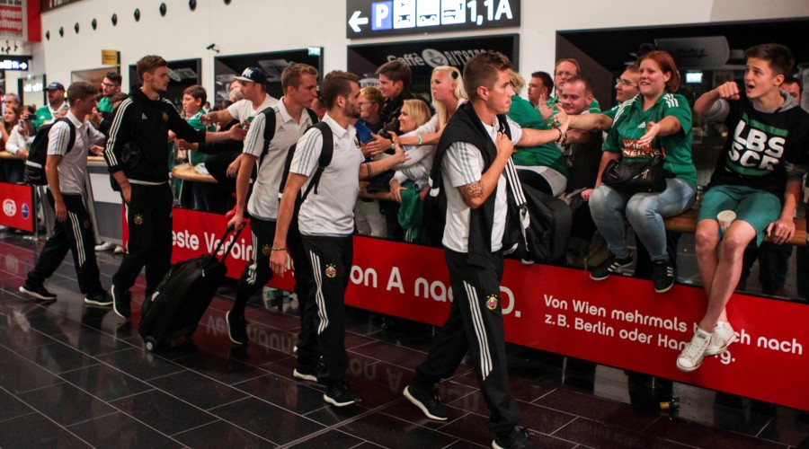 VIENNA,AUSTRIA,25.AUG.15 - SOCCER - UEFA Champions League, play off, FC Shakhtar Donetsk vs SK Rapid Wien, arrival at Vienna Airport. Image shows players of Rapid with fans. Keywords: Wien Energie. Photo: GEPA pictures/ Philipp Brem