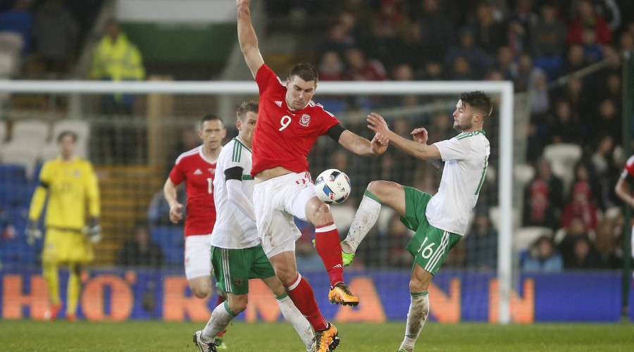 Sam Vokes of Wales battles Oliver Norwood of Northern Ireland during the International Friendly Länderspiel match at the Cardiff City Stadium. Photo credit should read: Philip Oldham/Sportimage PUBLICATIONxNOTxINxUK

Sat Vokes of Wales Battles Oliver Norwood of Northern Ireland during The International Friendly international match Match AT The Cardiff City Stage Photo Credit should Read Philip Oldham Sportimage PUBLICATIONxNOTxINxUK