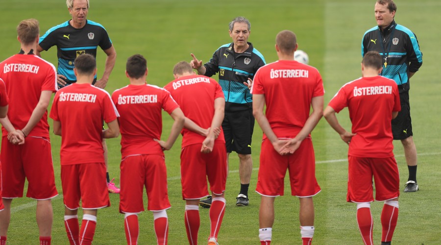 MALLEMORT,FRANCE,11.JUN.16 - SOCCER - UEFA European Championship 2016, OEFB base camp, training. Image shows goalkeeper coach Klaus Lindenberger, head coach Marcel Koller, assistant coach Thomas Janeschitz and the team of AUT. Photo: GEPA pictures/ Christian Ort