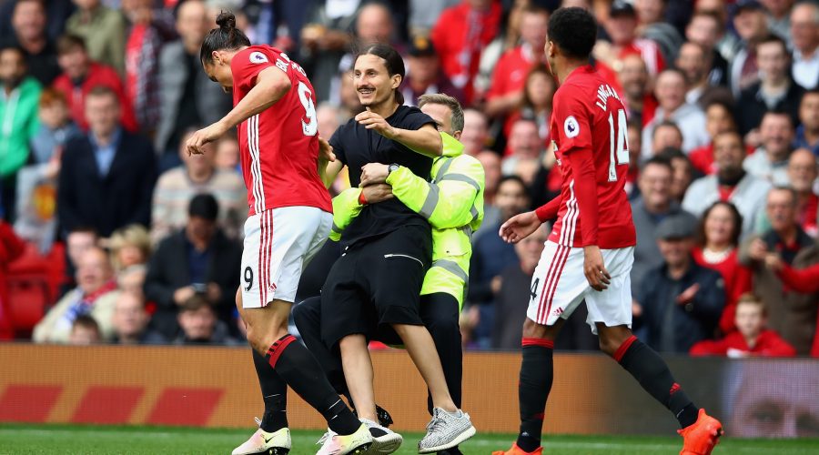 MANCHESTER, ENGLAND - SEPTEMBER 24: A Manchester United fan invades the pitch and attempts to reach Zlatan Ibrahimovic of Manchester United but is stopped by stewards  during the Premier League match between Manchester United and Leicester City at Old Trafford on September 24, 2016 in Manchester, England.  (Photo by Clive Brunskill/Getty Images)