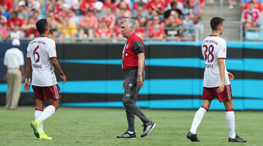 CHARLOTTE, NC - JULY 30:  Thiago, team coach Carlo Ancelotti and Milos Pantovic (L-R) of Bayern Muenchen are pictured during a water break of the International Champions Cup match between FC Internazionale and FC Bayern Muenchen on July 30, 2016 in Charlotte, United States.  (Photo by Alexandra Beier/Bongarts/Getty Images)