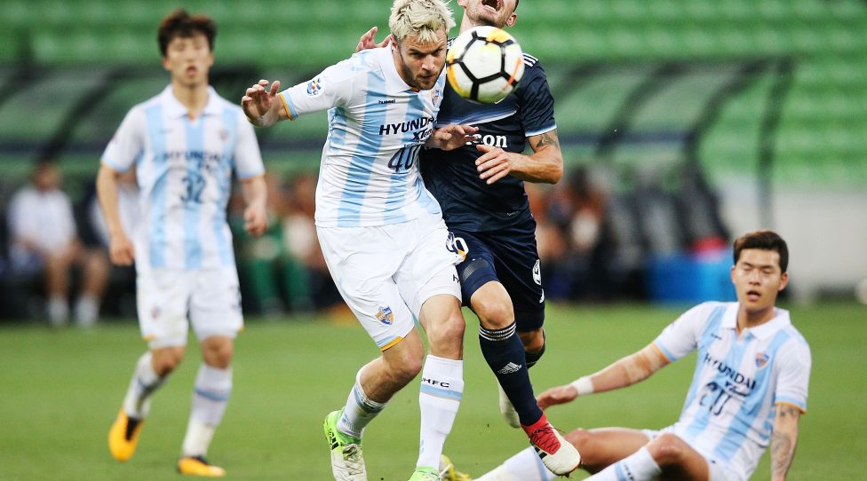 MELBOURNE, AUSTRALIA - FEBRUARY 13:  Richard Windbichler of Ulsan Hyundai (L) and James Troisi of the Victory compete for the ball during the AFC Asian Champions Leagu between the Melbourne Victory and Ulsan Hyundai FC at AAMI Park on February 13, 2018 in Melbourne, Australia.  (Photo by Michael Dodge/Getty Images)