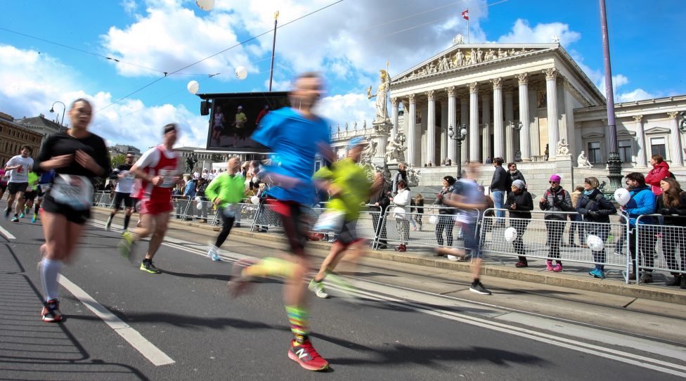 VIENNA,AUSTRIA,23.APR.17 - ATHLETICS, RUNNING - Vienna City Marathon. Image shows competitors in front of the parliament. Photo: GEPA pictures/ Patrick Leuk