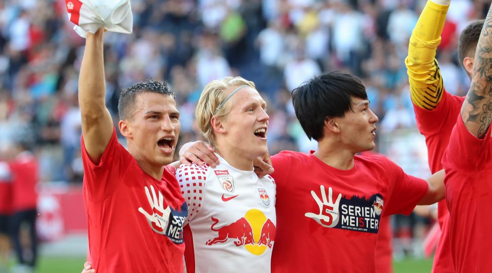 SALZBURG,AUSTRIA,06.MAY.18 - SOCCER - tipico Bundesliga, Red Bull Salzburg vs SK Sturm Graz. Image shows the rejoicing of Stefan Lainer, Xaver Schlager and Hee Chan Hwang (RBS). Photo: GEPA pictures/ Christian Walgram