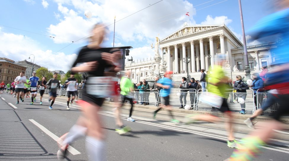 VIENNA,AUSTRIA,23.APR.17 - ATHLETICS, RUNNING - Vienna City Marathon. Image shows competitors in front of the Austrian parliament. Photo: GEPA pictures/ Patrick Leuk
