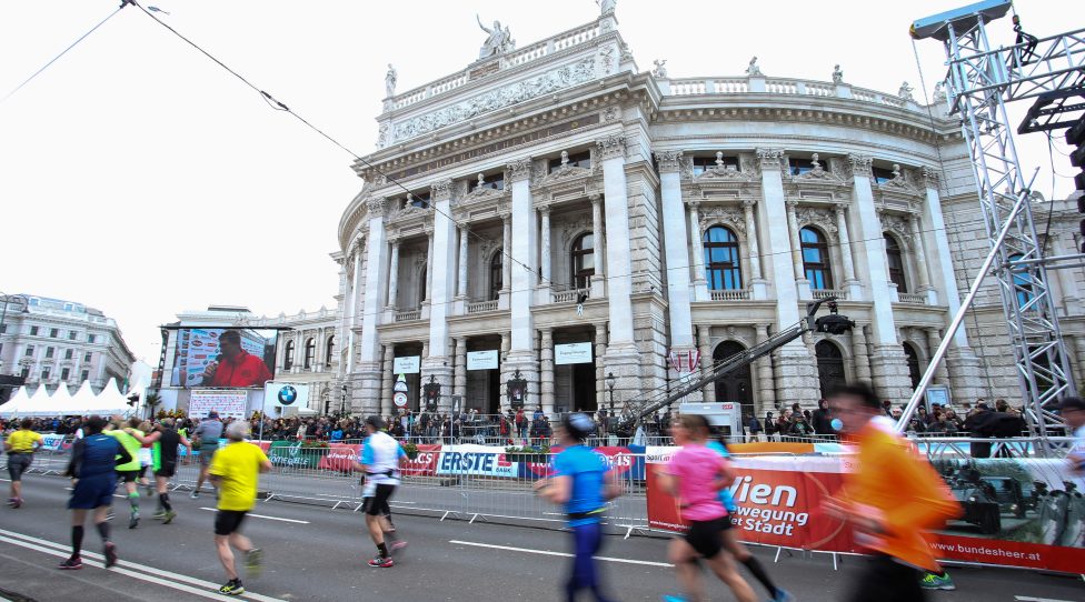 VIENNA,AUSTRIA,23.APR.17 - ATHLETICS, RUNNING - Vienna City Marathon. Image shows competitors in front of the Burgtheater. Photo: GEPA pictures/ Patrick Leuk