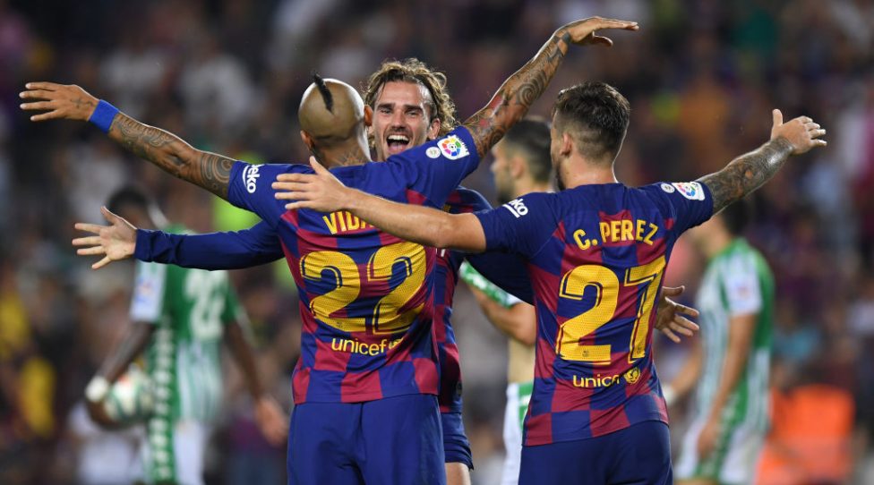 BARCELONA, SPAIN - AUGUST 25: Arturo Vidal of Barcelona celebrates with teammates Antoine Griezmann and Carles Perez after scoring his team's fifth goal during the Liga match between FC Barcelona and Real Betis at Camp Nou on August 25, 2019 in Barcelona, Spain. (Photo by Alex Caparros/Getty Images)
