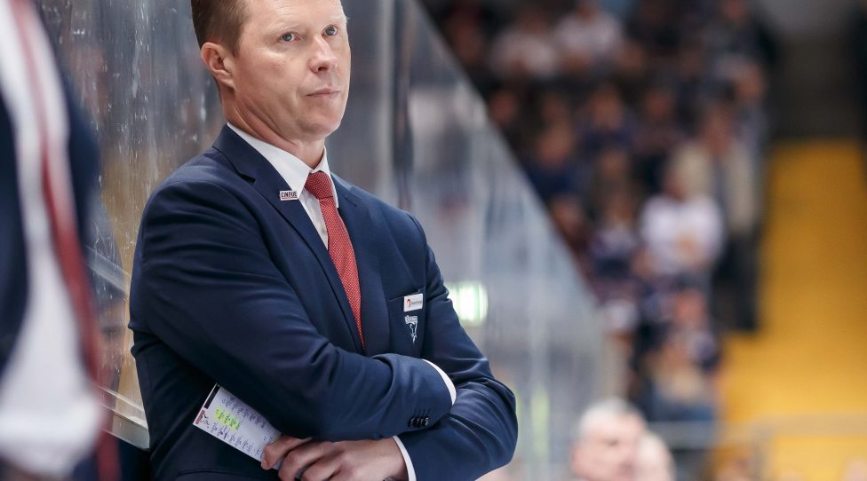 MUNICH, GERMANY - OCTOBER 25: head coach Mike Stewart of Koelner Haie looks on during the DEL match between EHC Red Bull Muenchen and Koelner Haie at Olympiaeishalle Muenchen on October 25, 2019 in Munich, Germany. (Photo by TF-Images/Getty Images)