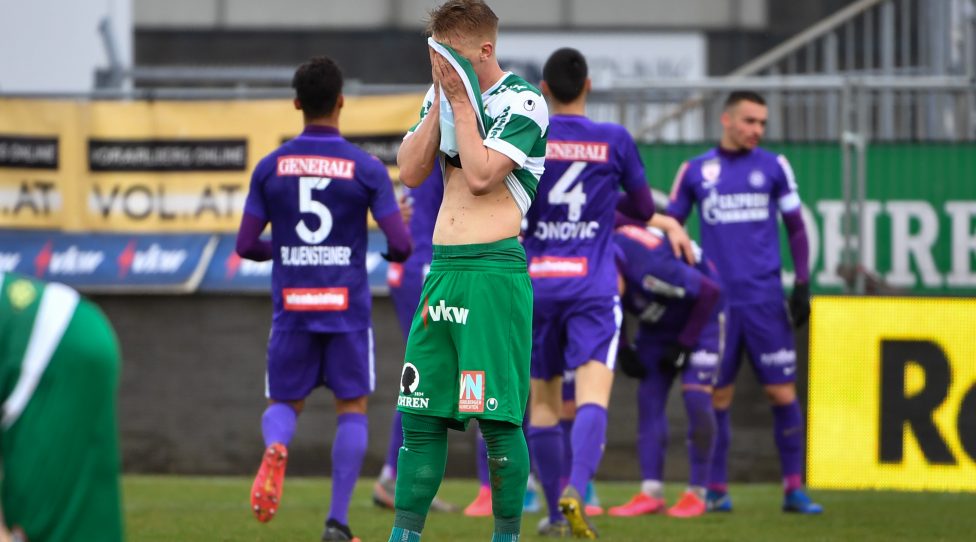 LUSTENAU,AUSTRIA,07.MAR.20 - SOCCER - HPYBET 2. Liga, SC Austria Lustenau vs Young Violets Austria Wien. Image shows the disappointment of Sebastian Feyrer (A.Lustenau) and the rejoicing of the team of Wien. Photo: GEPA pictures/ Oliver Lerch