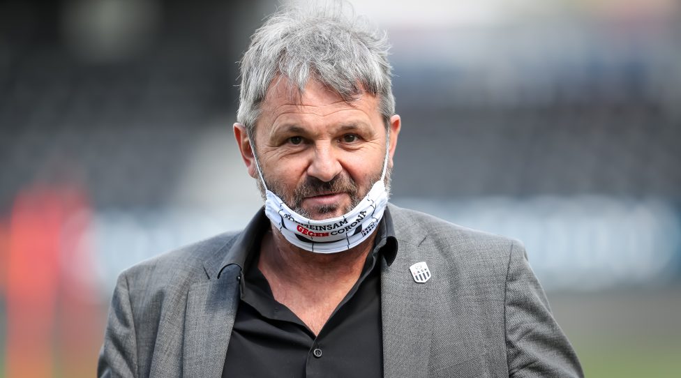 PASCHING,AUSTRIA,12.MAY.20 - SOCCER - tipico Bundesliga, Linzer ASK, training after lightening the restrictions due to the SARS-CoV-2 crisis, corona crisis. Image shows Juergen Werner (LASK) wearing a facemask. Photo: GEPA pictures/ Manfred Binder