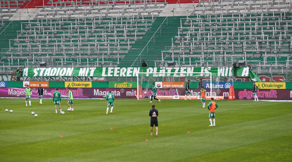VIENNA,AUSTRIA,21.JUN.20 - SOCCER - tipico Bundesliga, championship group, SK Rapid Wien vs TSV Hartberg. Image shows security with a banner. . Keywords: Wien Energie. Photo: GEPA pictures/ Christian Ort