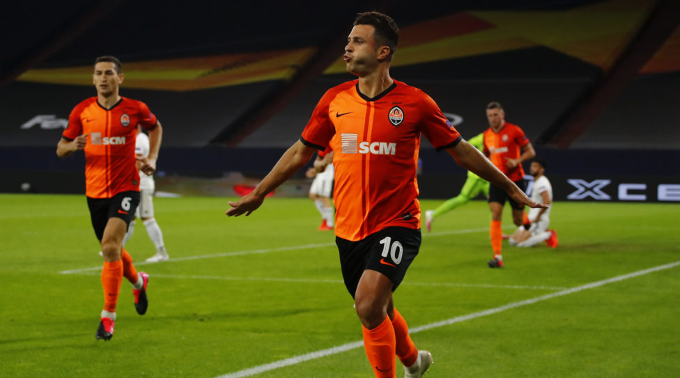 GELSENKIRCHEN, GERMANY - AUGUST 11: Junior Moraes of Shakhtar Donetsk celebrates after scoring his sides first goal during the UEFA Europa League Quarter Final between Shakhtar Donetsk and FC Basel at Veltins-Arena on August 11, 2020 in Gelsenkirchen, Germany. (Photo by Wolfgang Rattay/Pool via Getty Images)