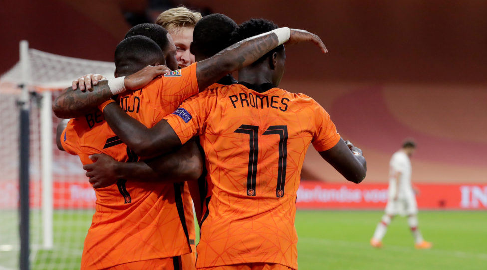 AMSTERDAM, NETHERLANDS - SEPTEMBER 4: Steven Bergwijn of Holland celebrates 1-0 with Frenkie de Jong of Holland, Quincy Promes of Holland, Georginio Wijnaldum of Holland, Memphis Depay of Holland  during the  UEFA Nations league match between Holland  v Poland  at the Johan Cruijff ArenA on September 4, 2020 in Amsterdam Netherlands (Photo by Eric Verhoeven/Soccrates/Getty Images)