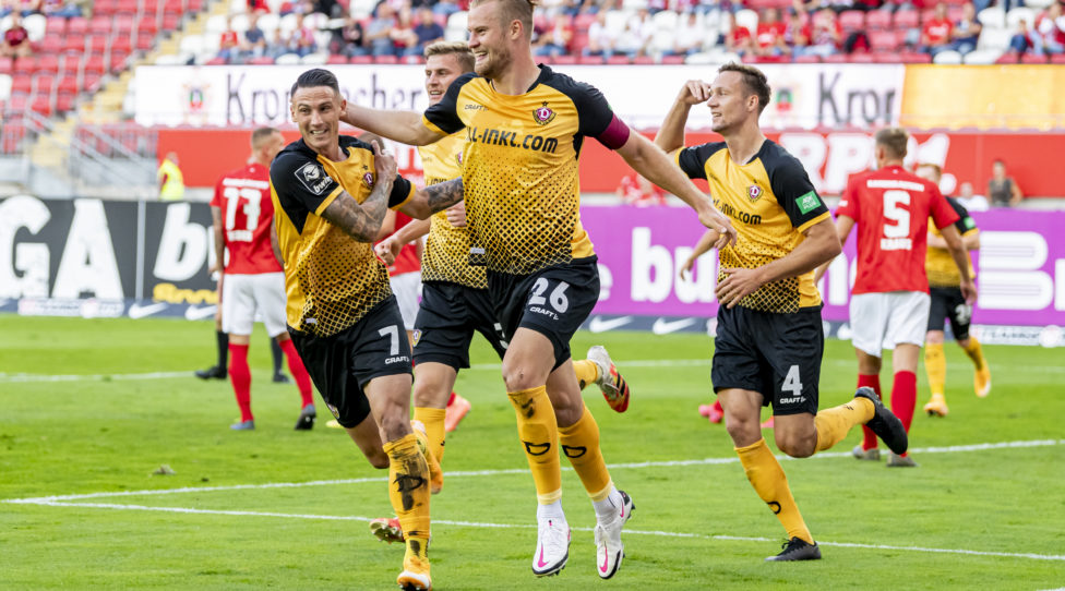 KAISERSLAUTERN, GERMANY - SEPTEMBER 18: Sebastian Mai of Dynamo Dresden celebrates the first goal for his team with his teammates during the 3. Liga match between 1. FC Kaiserslautern and Dynamo Dresden at Fritz-Walter-Stadion on September 18, 2020 in Kaiserslautern, Germany. (Photo by Alexander Scheuber/Getty Images)
