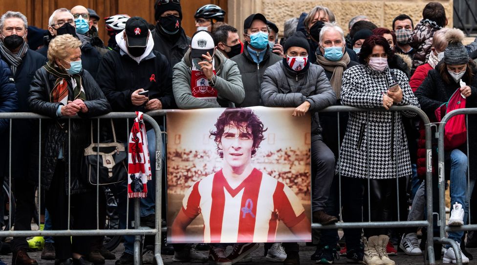 Supporters pay tribute to late Italian Football player Paolo Rossi during his funeral outside of the Santa Maria Annunciata Cathedral in Vicenza, northeastern Italy, on December 12, 2020. - Former Italy's football player Paolo Rossi died on December 9, 2020 in Siena at the age of 64. (Photo by Marco Bertorello / AFP) (Photo by MARCO BERTORELLO/AFP via Getty Images)