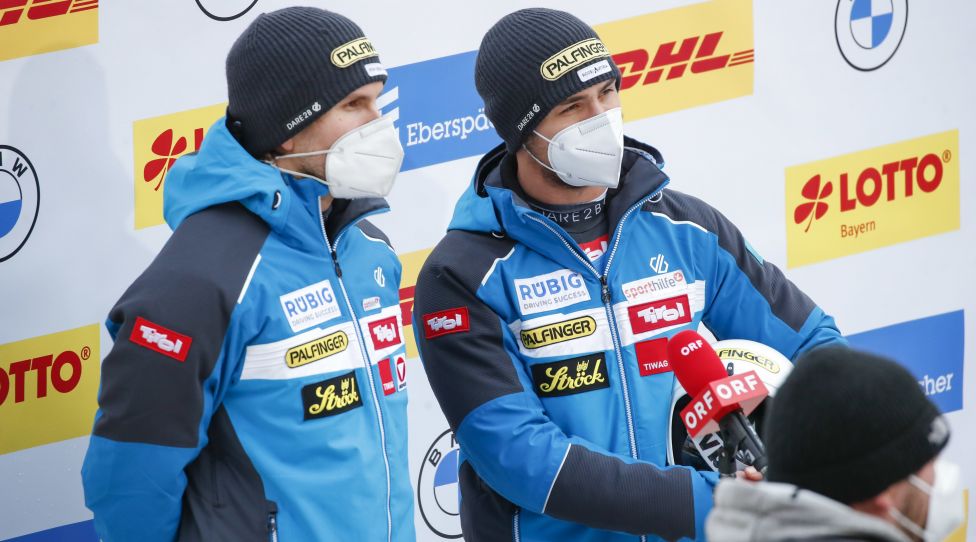 SCHOENAU,GERMANY,29.JAN.21 - LUGE - FIL World Championships, men, award ceremony. Image shows Lorenz Koller and Thomas Steu (AUT) during an interview. Photo: GEPA pictures/ Jasmin Walter