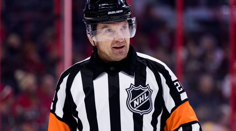 OTTAWA, ON - NOVEMBER 15: Referee Tim Peel (20) waits for a face-off during third period National Hockey League action between the Detroit Red Wings and Ottawa Senators on November 15, 2018, at Canadian Tire Centre in Ottawa, ON, Canada. (Photo by Richard A. Whittaker/Icon Sportswire) NHL Eishockey Herren USA NOV 15 Red Wings at Senators PUBLICATIONxINxGERxSUIxAUTxHUNxRUSxSWExNORxDENxONLY Icon181115040