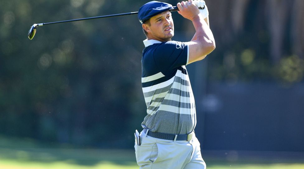 PACIFIC PALISADES, CA - FEBRUARY 19: Bryson DeChambeau watches his tee shot at the 2nd hole during the second round of The Genesis Invitational golf tournament at the Riviera Country Club in Pacific Palisades, CA on February 19, 2021. The tournament was played without fans due to the COVID-19 pandemic.Photo by Brian Rothmuller/Icon Sportswire GOLF: FEB 19 PGA, Golf Herren - The Genesis Invitational Icon210219009