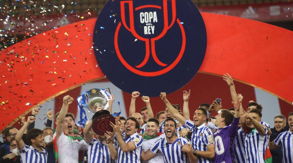 Mandatory Credit: Photo by Pressinphoto/Shutterstock 11843451cm Real Sociedad with the cup celebrating the victory at full time Athletic Club vs Real Sociedad, Copa del Rey 2019-2020, Final. Football, Olimpico de la Cartuja stadium, Sevilla, Spain - 3 APR 2021 EDITORIAL USE ONLY No use with unauthorised audio, video, data, fixture lists outside the EU, club/league logos or live services. Online in-match use limited to 45 images 15 in extra time. No use to emulate moving images. No use in betting, games or single club/league/player publications/services. Athletic Club vs Real Sociedad, Copa del Rey 2019-2020, Final. Football, Olimpico de la Cartuja stadium, Sevilla, Spain - 3 APR 2021 EDITORIAL USE ONLY No use with unauthorised audio, video, data, fixture lists outside the EU, club/league logos or live services. Online in-match use limited to 45 images 15 in extra time. No use to emulate moving images. No use in betting, games or PUBLICATIONxINxGERxSUIxAUTXHUNxGRExMLTxCYPxROMxBULxUAExKSAxONLY Copyright: xPressinphoto/Shutterstockx 11843451cm