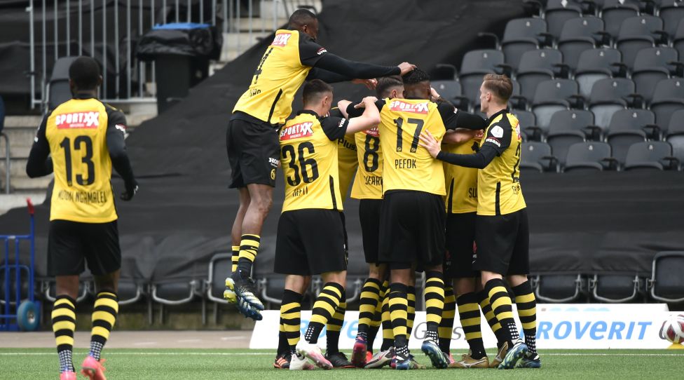 18.04.2021, Bern, Wankdorf, Fussball Super League: BSC Young Boys - FC Lugano, die Spieler vom BSC Young Boys freuen sich über das Tor zum 1:0 durch 18 Jean-Pierre Nsame Young Boys. Bern Bern Schweiz *** 18 04 2021, Bern, Wankdorf, Football Super League BSC Young Boys FC Lugano, the players of BSC Young Boys are happy about the goal for 1 0 by 18 Jean Pierre Nsame Young Boys Bern Bern Switzerland PUBLICATIONxNOTxINxSUI Copyright: xJustPictures.ch/ManuelxWinterbergerx