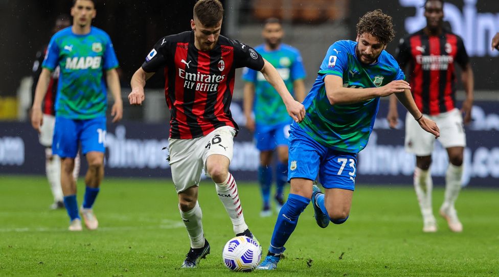 Alexis Saelemaekers of AC Milan fights for the ball against Manuel Locatelli of US Sassuolo during the Serie A 2020/21 football match between AC Milan vs US Sassuolo at Giuseppe Meazza Stadium, Milan, Italy on April 21, 2021 - Photo FCI / Fabrizio Carabelli / LiveMedia PUBLICATIONxINxGERxSUIxAUTxONLY Copyright: xLiveMedia/FabrizioxCarabellix/xIx/xLiveMediax 0