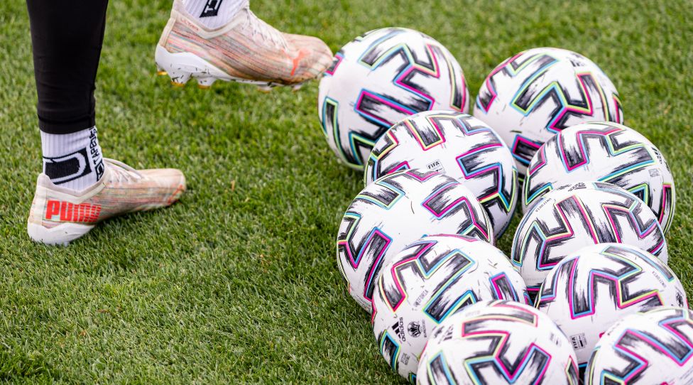 SEEFELD,AUSTRIA,25.JUN.21 - SOCCER - UEFA European Championship, OEFB base camp, training. Image shows a feature with balls and feet. Photo: GEPA pictures/ Daniel Schoenherr