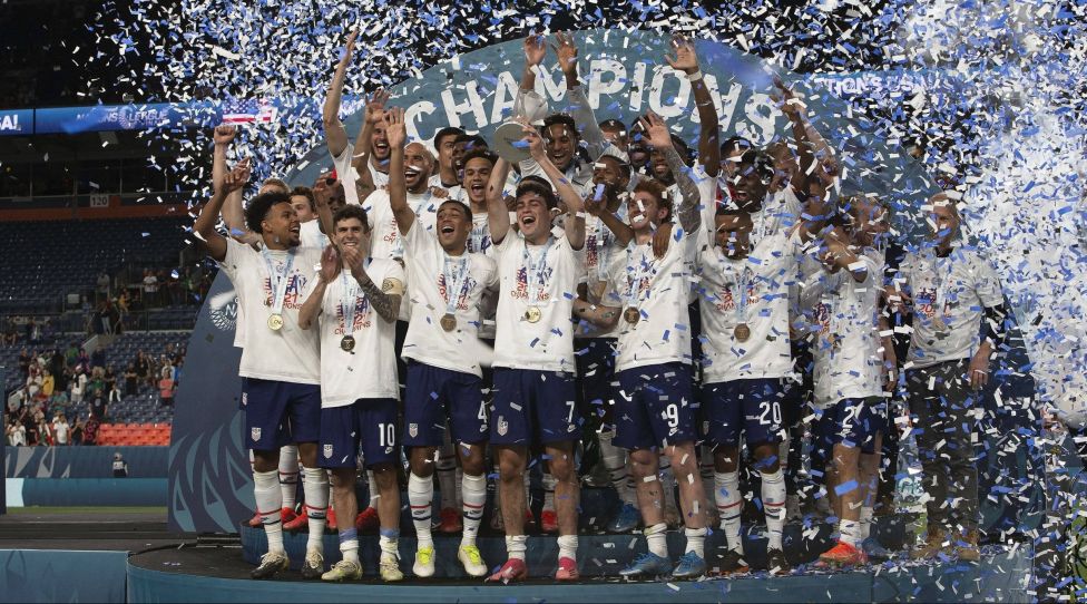 June 6, 2021, Denver, Colorado, U.S: Team USA gets up on stage as the Champions Sunday evening at Empower Field at Mile High and celebrate the win. USA beats Mexico 3-2 in Overtime on a Penalty Kick by CHRISTIAN PULISIC, with trophy, and win the Inaugural Concacaf Nations League Cup. Denver U.S. - ZUMAav4_ 20210606_zaf_av4_004 Copyright: xHectorxAcevedox