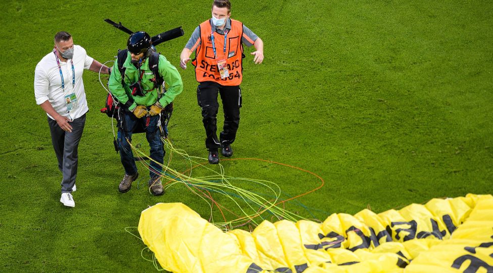 Un homme de greenpeace en parachute rentre sur la pelouse FOOTBALL : France vs Allemagne - Munich - 15/06/2021 FedericoPestellini/Panoramic PUBLICATIONxNOTxINxFRAxITAxBEL