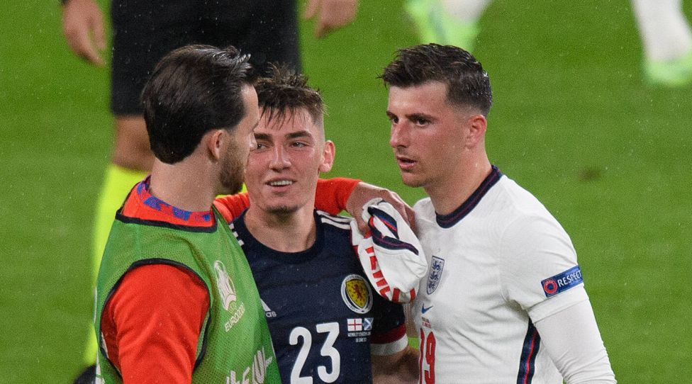England v Scotland - UEFA EURO, EM, Europameisterschaft,Fussball 2020 - Group D - Wembley Stadium Billy Gilmour, Mason Mount and Ben Chilwell in close contact with each other after England s match against Scotland in the UEFA European Championships 2020. Billy Gilmour later tested positive for Covid 19 Use subject to restrictions. Editorial use only, no commercial use without prior consent from rights holder. PUBLICATIONxINxGERxSUIxAUTxONLY Copyright: xMarkxPainx 60501024
