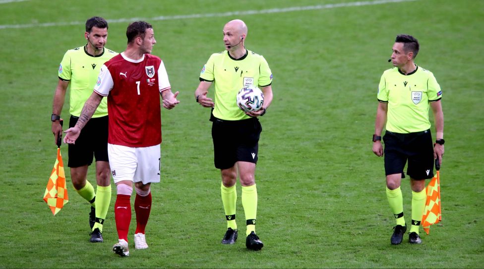 Italy v Austria - UEFA EURO, EM, Europameisterschaft,Fussball 2020 - Round of 16 - Wembley Stadium Austria s Marko Arnautovic complains to referee Anthony Taylor as they leave the pitch at half-time during the UEFA Euro 2020 round of 16 match held at Wembley Stadium, London. Picture date: Saturday June 26, 2021. Use subject to restrictions. Editorial use only, no commercial use without prior consent from rights holder. PUBLICATIONxINxGERxSUIxAUTxONLY Copyright: xNickxPottsx 60594244