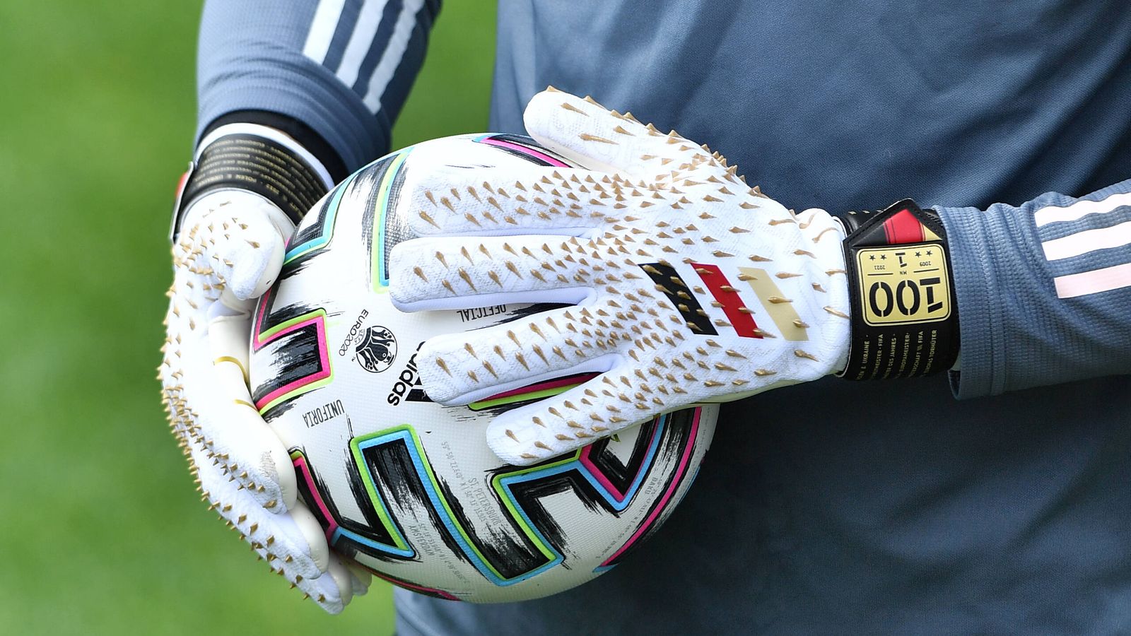 Die Handschuhe der deutschen Nummer eins haben ein spezielles Stachelmuster. © Imago