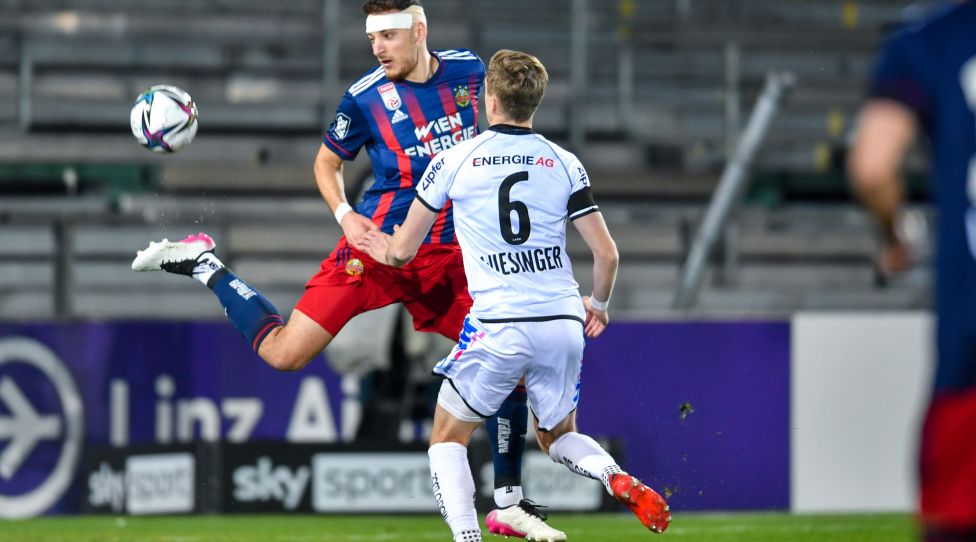PASCHING,AUSTRIA,21.APR.21 - SOCCER - tipico Bundesliga, championship group, Linzer ASK vs SK Rapid Wien. Image shows Philipp Wiesinger (LASK) and Ercan Kara (Rapid). Photo: GEPA pictures/ Christian Moser