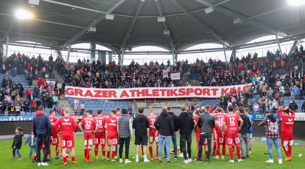 GRAZ,AUSTRIA,23.MAY.21 - SOCCER - 2. Liga, Grazer AK 1902 vs Kapfenberger SV 1919. Image shows the rejoicing of GAK with fans. Photo: GEPA pictures/ Christian Walgram
