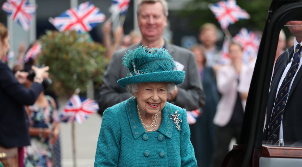 . 08/07/2021. Manchester, United Kingdom. Queen Elizabeth II during a visit to the set and studio of the long running television series Coronation Street, in Manchester, United Kingdom. PUBLICATIONxINxGERxSUIxAUTxHUNxONLY xPoolx/xi-Imagesx IIM-22379-0010
