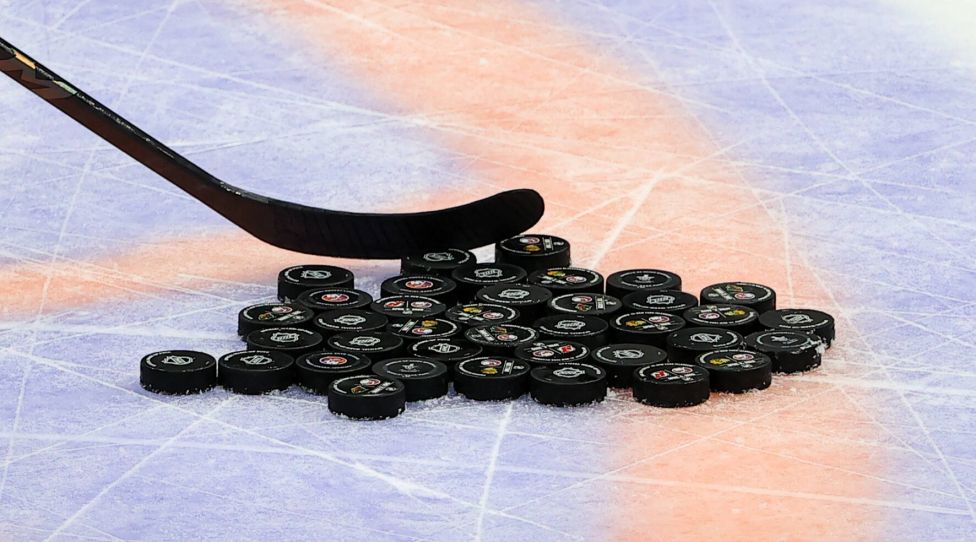 UNIONDALE, NY - JUNE 05: A general view of warm up pucks and a stick blade prior to the Stanley Cup Playoffs Second Round game 4 between the Boston Bruins and the New York Islanders on June 5, 2021 at Nassau Veterans Memorial Coliseum in Uniondale, NY. Photo by Rich Graessle/Icon Sportswire NHL, Eishockey Herren, USA JUN 05 Stanley Cup Playoffs Second Round - Bruins at Islanders Icon210605420