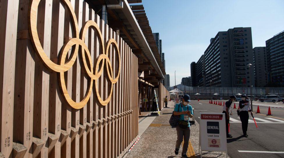 210719 The Olympic Rings outside the Olympic Village ahead of the Tokyo 2020 Olympic Games, Olympische Spiele, Olympia, OS on July 19, 2021 in Tokyo. Photo: Daniel Stiller / BILDBYRAN / kod DS / DS0162 dam women olympic games olympics os ol olympiska spel olympiske leker tokyo2020 tokyo 2020 tokyo-os tokyo-ol bbeng sverige sweden day -5 fotboll football soccer fotball *** 210719 The Olympic Rings outside the Olympic Village ahead of the Tokyo 2020 Olympic games on July 19, 2021 in Tokyo Photo Daniel Stiller BILDBYRAN kod DS DS0162 dam women olympic games olympics os ol olympiska spel olympiske leker tokyo2020 tokyo 2020 tokyo os tokyo ol bbeng sverige sweden day 5 football football soccer football, PUBLICATIONxNOTxINxSWExNORxAUT Copyright: DANIELxSTILLER BB210719DS049