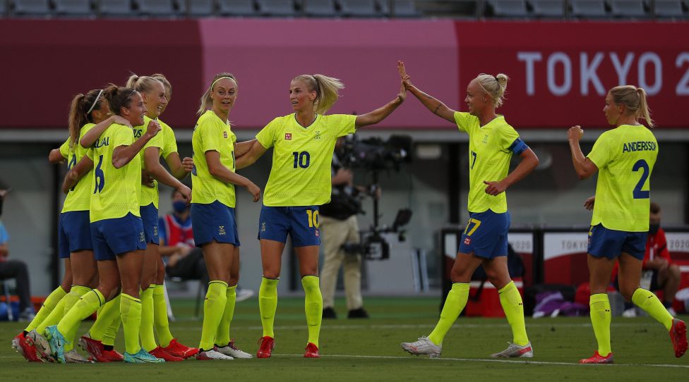 The Swedish team celebrates after a goal by Sweden forward Stina Blackstenius 11 in a Women s Group G football match against the USA during the Tokyo Summer Olympic Games, Olympische Spiele, Olympia, OS in Tokyo, Japan, on Wednesday July 21, 2021. PUBLICATIONxINxGERxSUIxAUTxHUNxONLY OLY20210721606 BOBxSTRONG