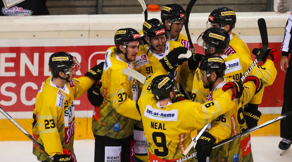 VIENNA,AUSTRIA,15.OCT.21 - ICE HOCKEY - ICE Hockey League, Vienna Capitals vs HC Pustertal. Image shows the rejoicing of the Capitals. Photo: GEPA pictures/ Philipp Brem