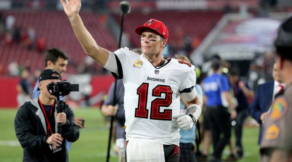 October 24, 2021, TAMPA, Florida, USA: Tampa Bay Buccaneers quarterback Tom Brady 12 acknowledges the crowd moments after the conclusion of the game between the Tampa Bay Buccaneers and the Chicago Bears on Sunday, Oct. 24, 2021, at Raymond James Stadium in Tampa. TAMPA USA - ZUMAs70_ 0140046377st Copyright: xDouglasxR.xCliffordx
