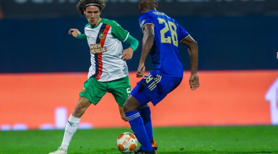 ZAGREB,CROATIA,04.NOV.21 - SOCCER - UEFA Europa League, group stage, GNK Dinamo Zagreb vs SK Rapid Wien. Image shows Robert Ljubicic (Rapid) and Kevin Theophile-Catherine (Dinamo) . Photo: GEPA pictures/ Philipp Brem