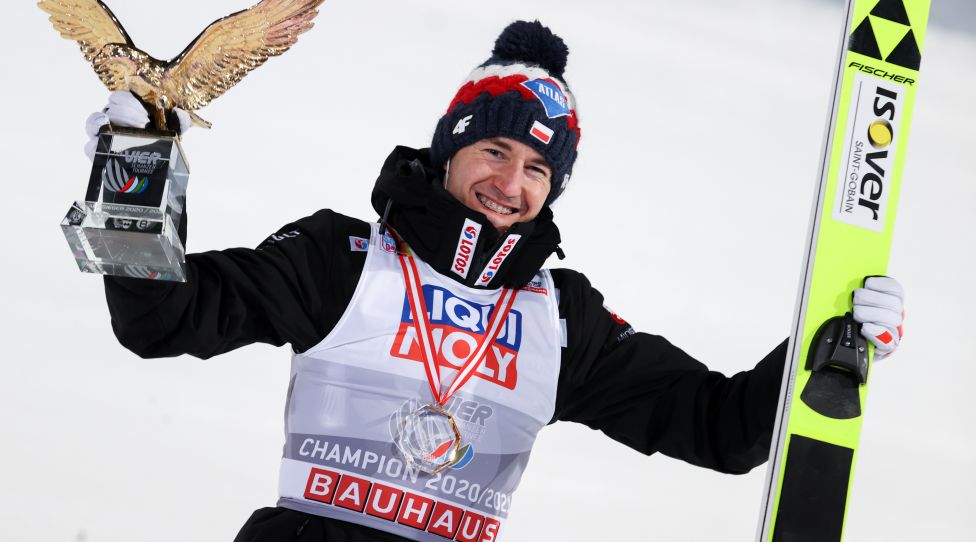BISCHOFSHOFEN,AUSTRIA,06.JAN.21 - NORDIC SKIING, SKI JUMPING - FIS World Cup, Four Hills Tournament, large hill. Image shows the rejoicing of Kamil Stoch (POL). Keywords: trophy. Photo: GEPA pictures/ Christian Walgram
