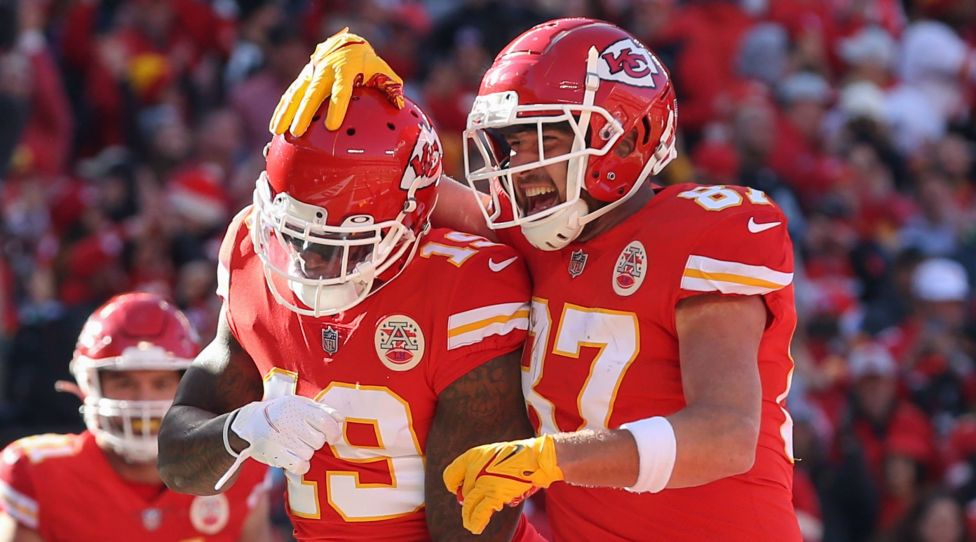 KANSAS CITY, MO - DECEMBER 12: Kansas City Chiefs tight end Travis Kelce 87 celebrates with wide receiver Josh Gordon 19 after Gordons 1-yard touchdown reception in the second quarter of an NFL, American Football Herren, USA game between the Las Vegas Raiders and Kansas City Chiefs on Dec 12, 2021 at GEHA Field at Arrowhead Stadium in Kansas City, MO. Photo by Scott Winters/Icon Sportswire NFL: DEC 12 Raiders at Chiefs Icon2112120423