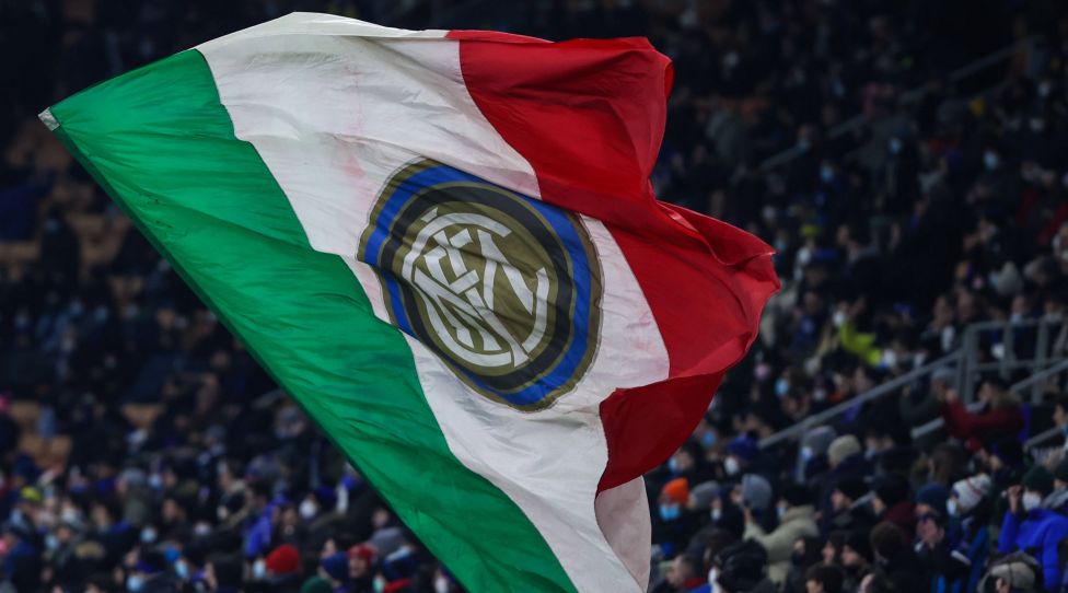 FC Internazionale vs Cagliari Calcio - Serie A 2021/22 - 12/12/2021 A fan waves a giant flag during the Serie A 2021/22 football match between FC Internazionale and Cagliari Calcio at Giuseppe Meazza Stadium, Milan, Italy on December 12, 2021 - Photo FCI / Fabrizio Carabelli *** FC Internazionale vs Cagliari Calcio Serie A 2021 22 12 2021 A fan waves a giant flag during the Serie A 2021 22 football match between FC Internazionale and Cagliari Calcio at Giuseppe Meazza Stadium, Milan, Italy on December 12, 2021 Photo FCI Fabrizio Carabelli Copyright: xBEAUTIFULxSPORTS/Carabellix