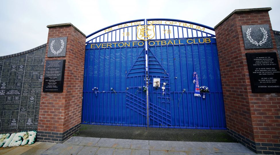 Premier League facing calls to postpone all of this weekend s fixtures Locked gates at Goodison Park, home of Everton FC. The Premier League is under increasing pressure to suspend this weekends entire schedule following a raft of coronavirus-enforced postponements. Five of the 10 scheduled matches across Saturday and Sunday have already been called off, taking the total number of postponed top-flight fixtures this week to nine. Picture date: Friday December 17, 2021. PUBLICATIONxNOTxINxUKxIRL Copyright: xPeterxByrnex 64386125