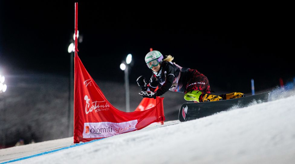 CORTINA D AMPEZZO,ITALY,18.DEC.21 - SNOWBOARDING - FIS World Cup, parallel giant slalom, ladies, men. Image shows Sabine Schoeffmann (AUT). Photo: GEPA pictures/ Daniel Goetzhaber