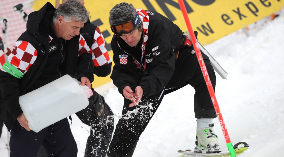 ZAGREB,CROATIA,06.JAN.22 - ALPINE SKIING - FIS World Cup, slalom, men. Image shows workers. Photo: GEPA pictures/ Matic Klansek