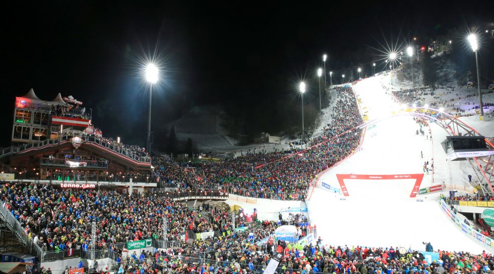 SCHLADMING,AUSTRIA,28.JAN.20 - ALPINE SKIING - FIS World Cup, Nightrace, night slalom, men. Image shows an overview of the race course and fans with flags. Photo: GEPA pictures/ Mario Buehner