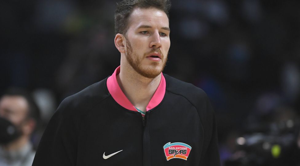 LOS ANGELES, CA - DECEMBER 20: San Antonio Spurs center Jakob Poeltl 25 during warm-ups before playing the LA Clippers in an NBA, Basketball Herren, USA game on December 20, 2021, at Staples Center in Los Angeles, CA. Photo by John McCoy/Icon Sportswire NBA: DEC 20 Spurs at Clippers Icon2112200100